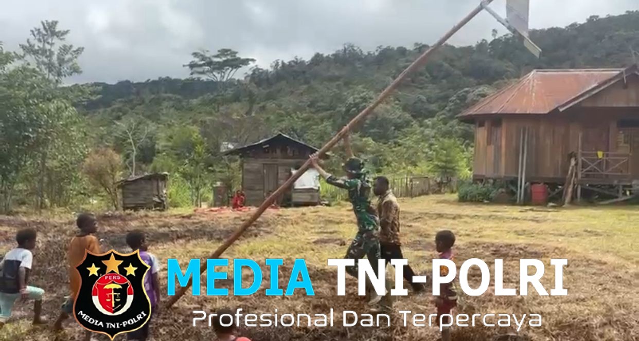 Pos Serambakon Satgas Yonif 751/VJS Pasang Lampu Tenaga Surya di Kampung Mersibil Malam Kini Terang, Warga Lebih Aman