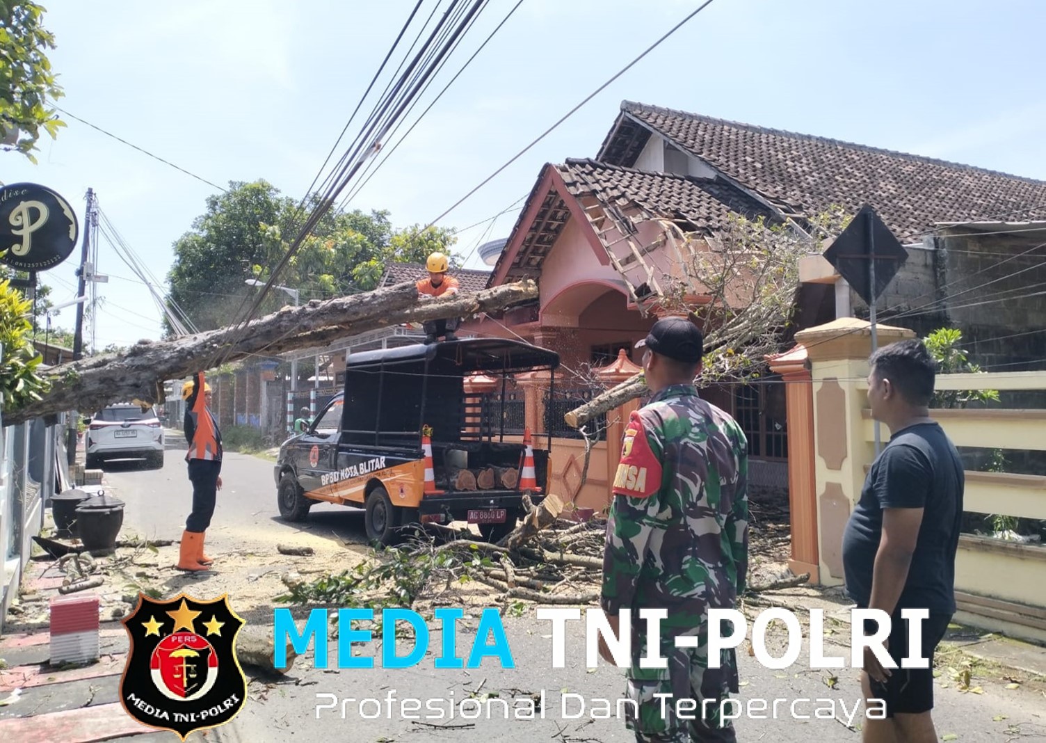 Babinsa Karangtengah, Sigap Bantu Evakuasi Rumah Warga Tertimpa Pohon Tumbang Akibat Angin Kencang