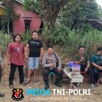 Personil Polsek Ngabang Laksanakan Sambang Dialogis Kepada Masyarakat Yang Sedang Melaksanakan Aktivitas Untuk Berikan Pesan Kamtibmas