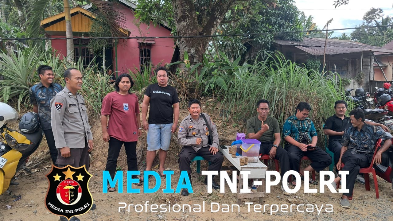 Personil Polsek Ngabang Laksanakan Sambang Dialogis Kepada Masyarakat Yang Sedang Melaksanakan Aktivitas Untuk Berikan Pesan Kamtibmas