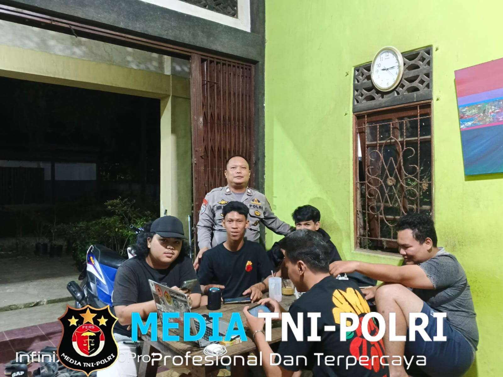 Keakraban Polisi dan Warga Warnai Jum’at Malam, Himbauan Kamtibmas Disampaikan dengan Santai