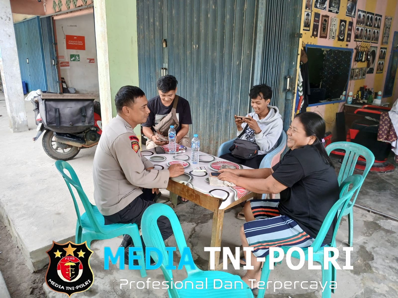 Patroli Siang Sambil Duduk Bersama Warga, Polisi Pererat Kebersamaan