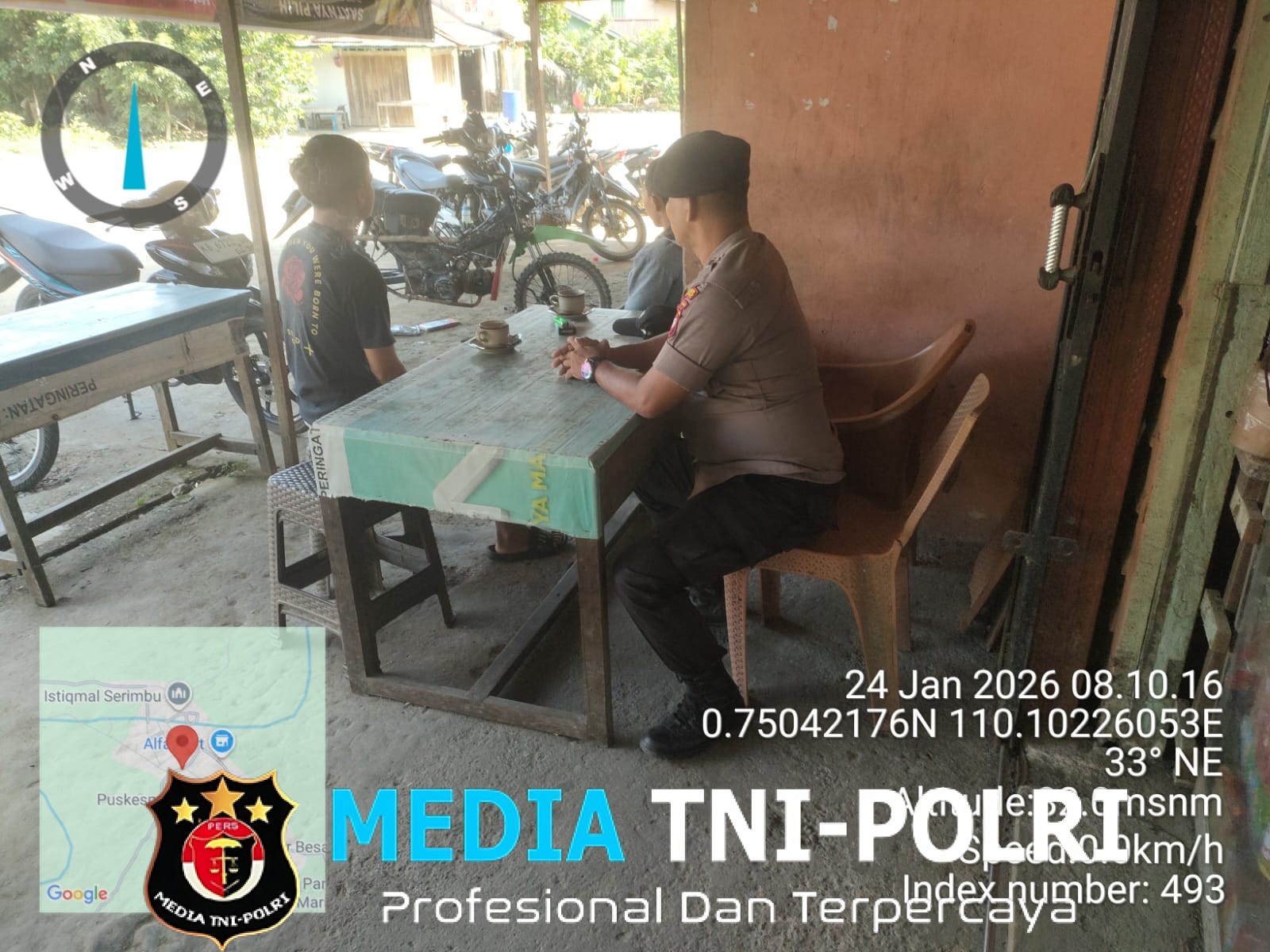 Di Bawah Terik Matahari, Polisi Sambangi Warga dengan Penuh Keakraban