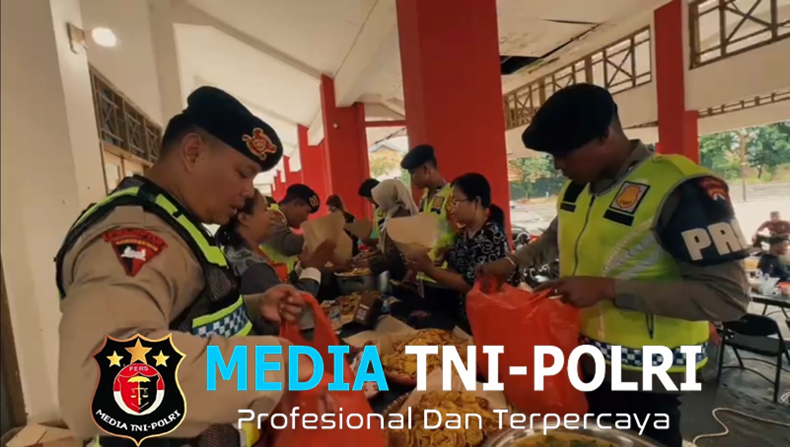 Terobos Banjir, Brimob Polda Jateng Antar Ribuan Porsi Makanan ke Warga Kota Pekalongan