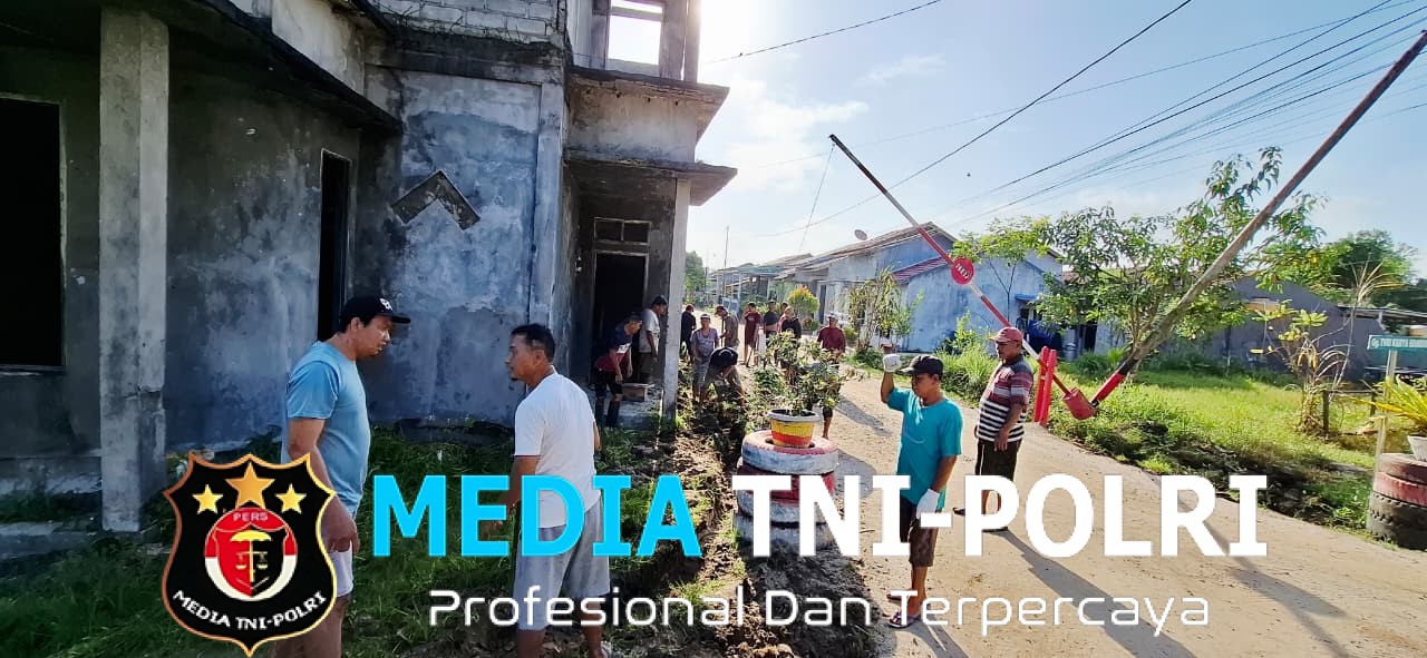 Peduli Lingkungan, Warga RT 67/04 Bersama Warga Gotong Royong di Jalan TVRI