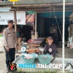 Dengan Senyuman, Polisi Hadir di Tengah Pedagang Meski Hari Libur