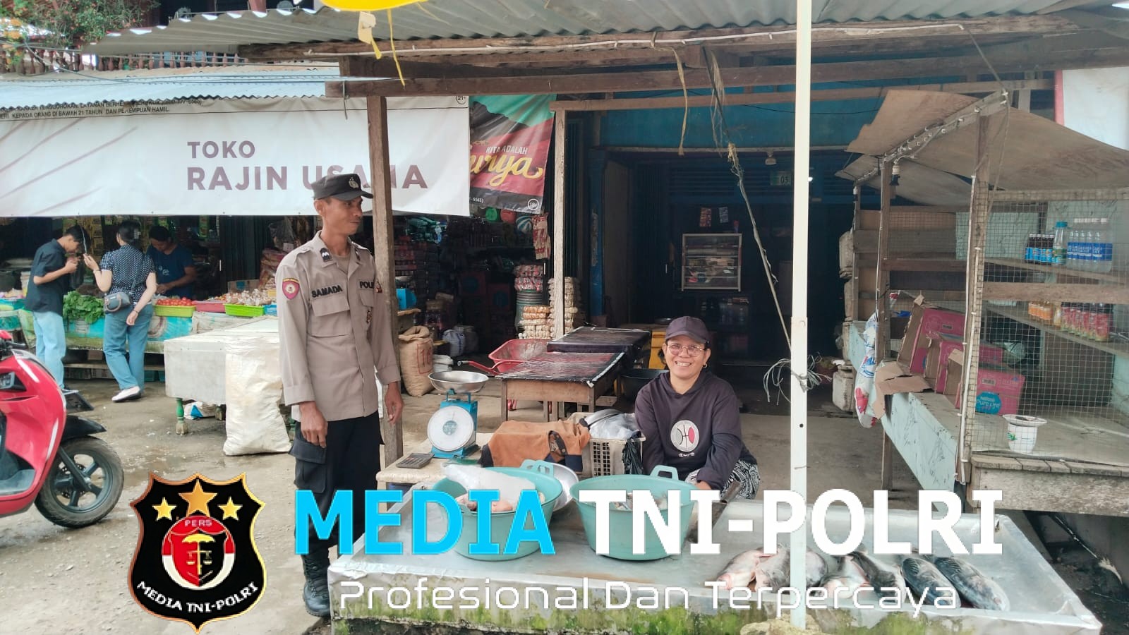 Dengan Senyuman, Polisi Hadir di Tengah Pedagang Meski Hari Libur