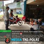 Polisi Sapa Warga Saat Duduk Santai, Patroli Siang di Air Besar Penuh Keakraban