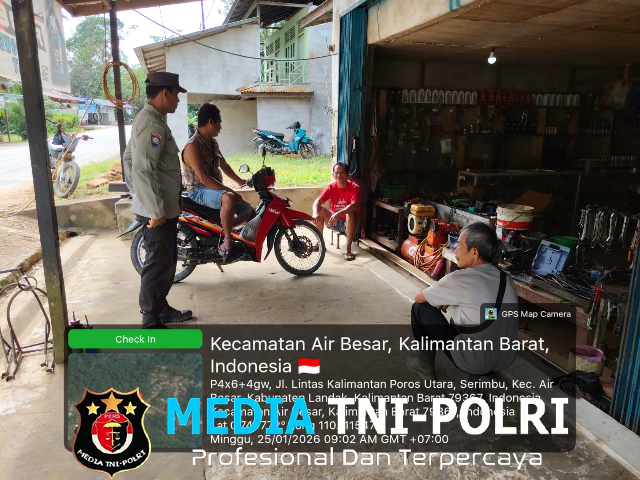 Polisi Sapa Warga Saat Duduk Santai, Patroli Siang di Air Besar Penuh Keakraban