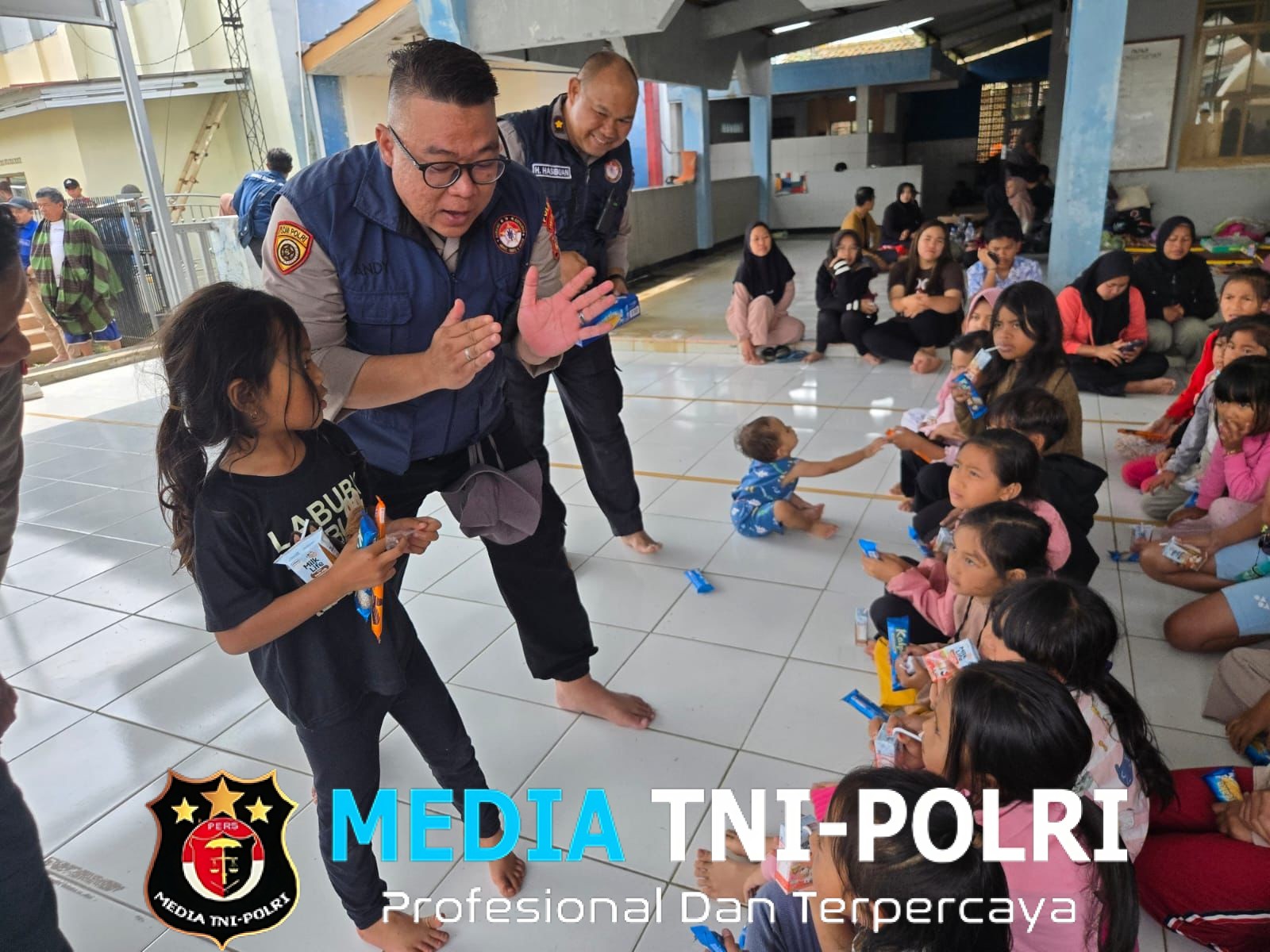 Pulihkan Trauma Psikologis Pasca Bencana, Tim Trauma Healing Polda Jabar Bantu Anak-anak Korban Longsor dan Banjir Bandang di Kabupaten Bandung Barat