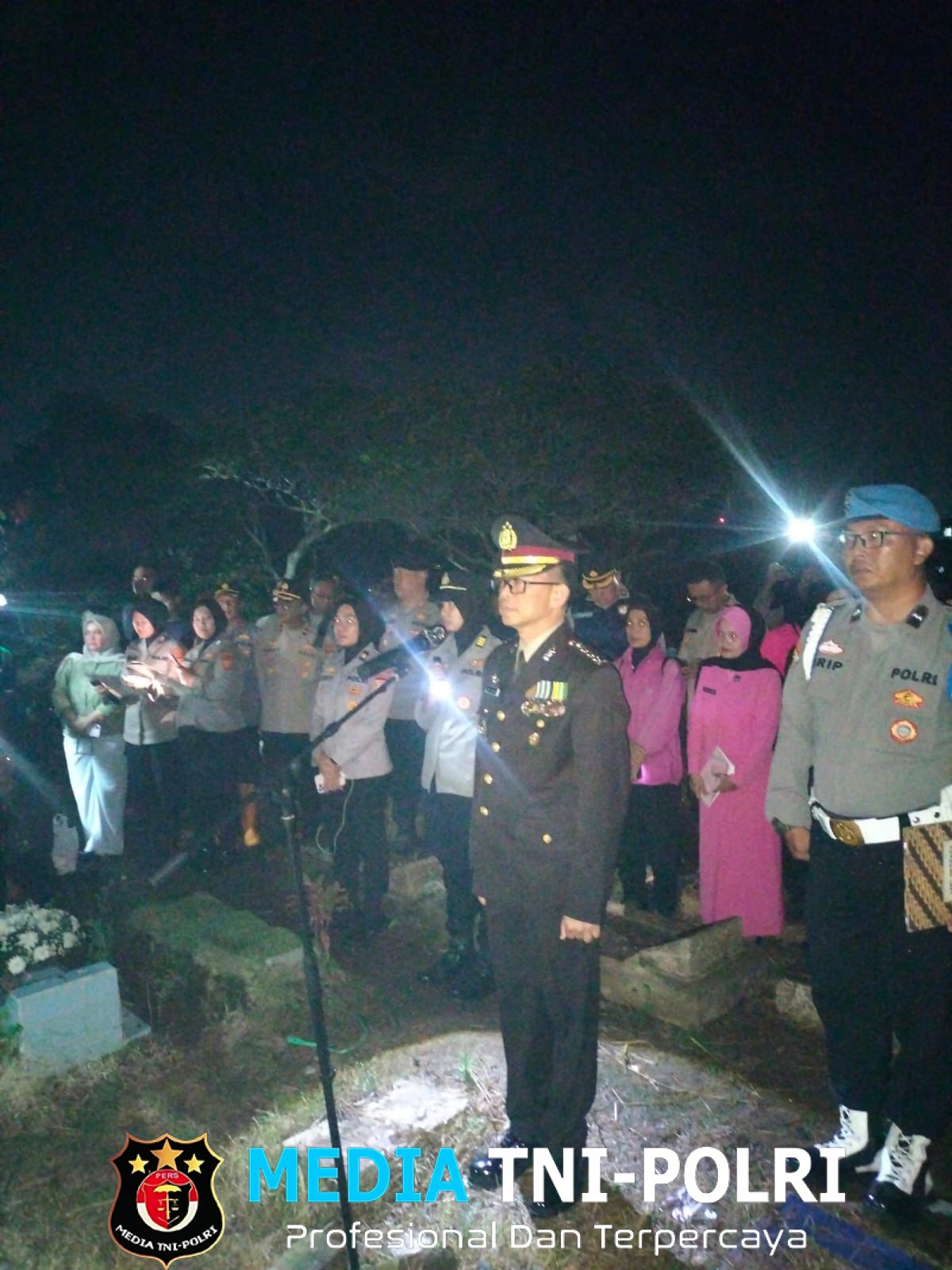 Kabid Humas Polda Jabar Sampaikan Duka Cita atas Gugurnya Bhabinkamtibmas Polsek Cisarua Ipda (Anumerta) Hendra Kurniawan