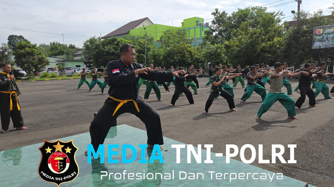 Tingkatkan Fisik, Mental, dan Profesionalisme Prajurit, Babinsa Kodim 0818/Malang-Batu Gelar Latihan Pencak Silat Militer
