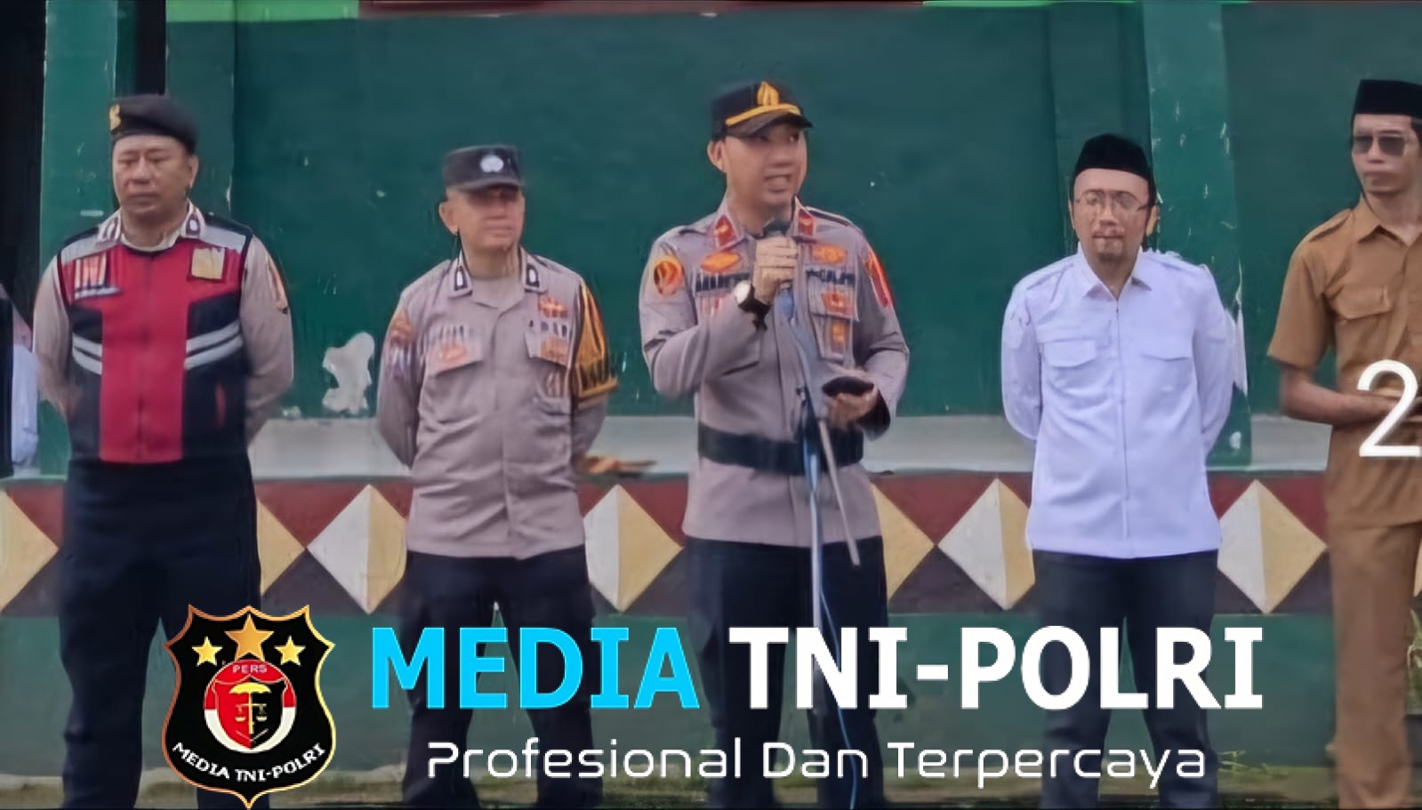 Kapolsek Pugung Jadi Pembina Upacara di SMK Nurul Falah, Beri Penyuluhan Hukum Bahaya Bullying, Narkoba dan Judi Online