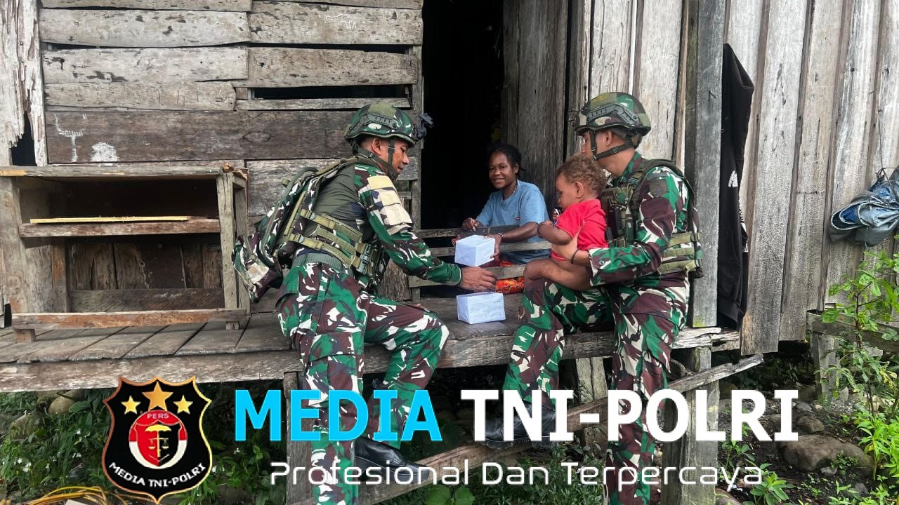 Anjangsana Ke Rumah Warga Satgas Yonif 521/DY di Kampung Benawa