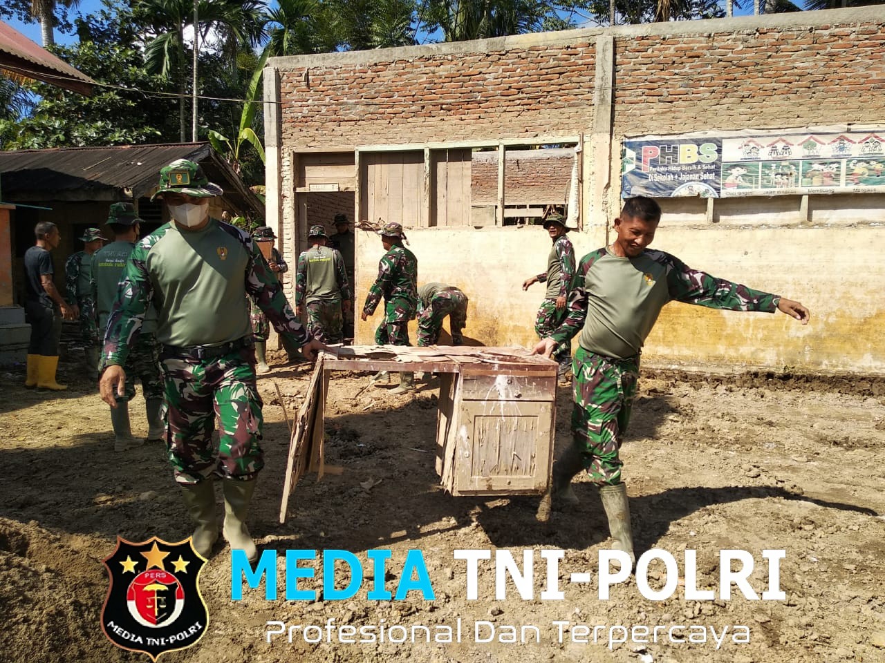 TNI AD Turun Langsung, Sekolah Terendam Lumpur di Tanah Jambo Aye Mulai Bangkit