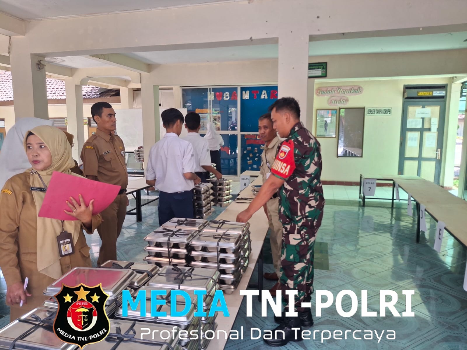 Peran Aktif Babinsa Dalam Membantu Pendistibusian MBG di Sekolah