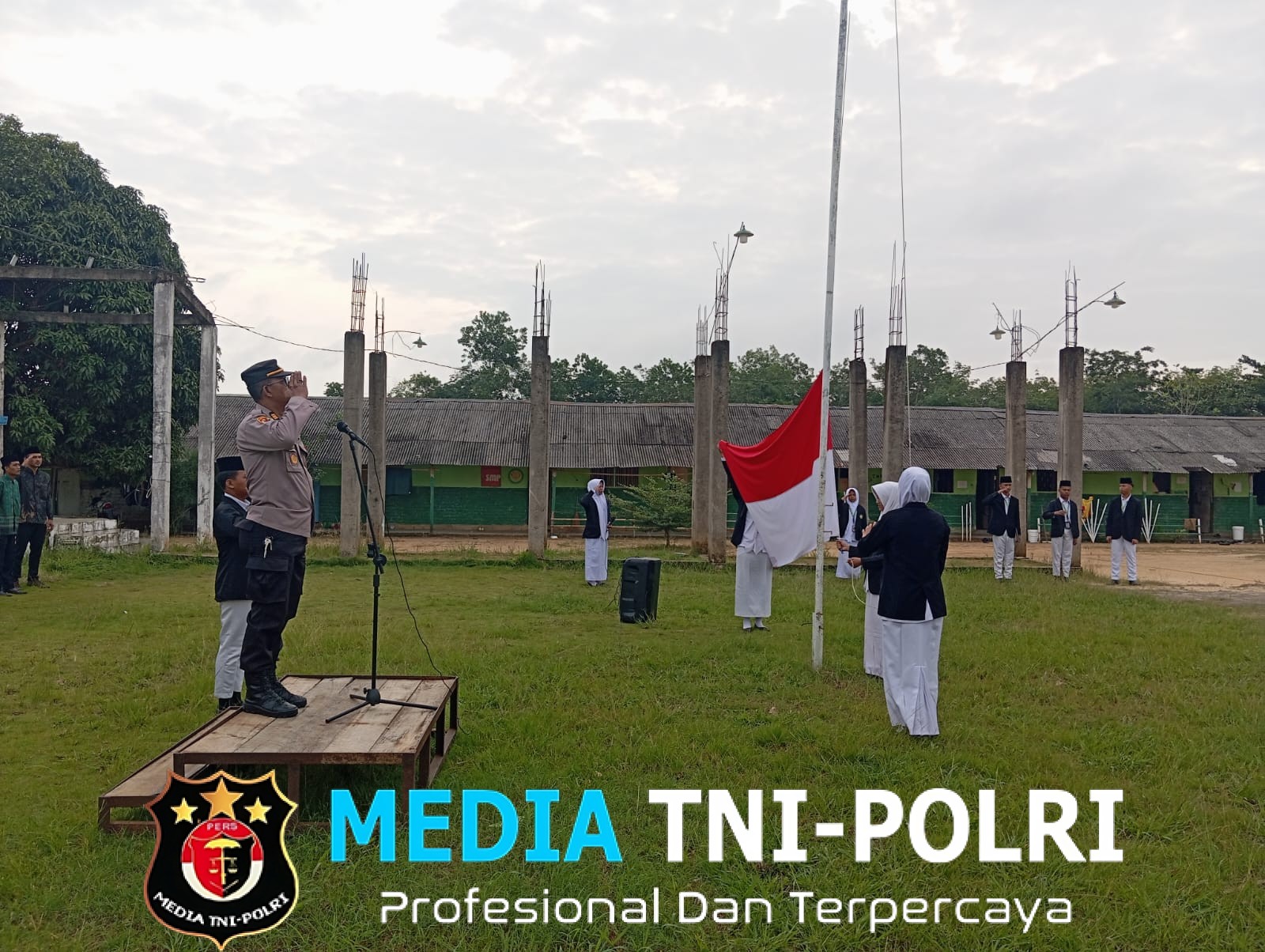 Pimpin Upacara di Ponpes Daar El Fikri, Kabag Log Polres Mesuji Ajak Santri Perangi Bullying dan Narkoba