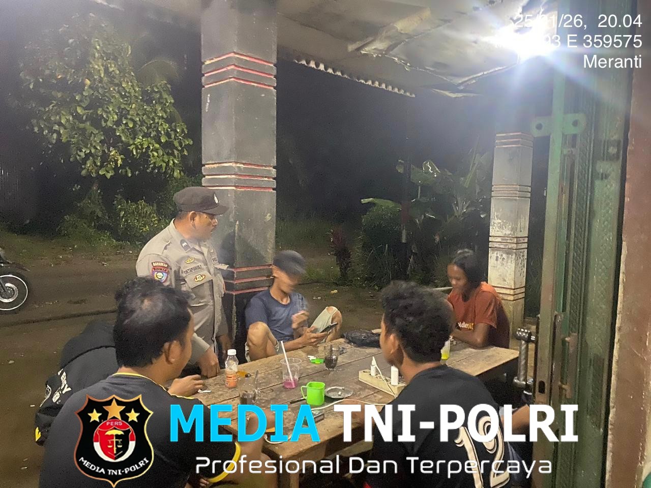 Sapa Warga di Patroli Malam, Polisi Bangun Kedekatan dan Rasa Aman