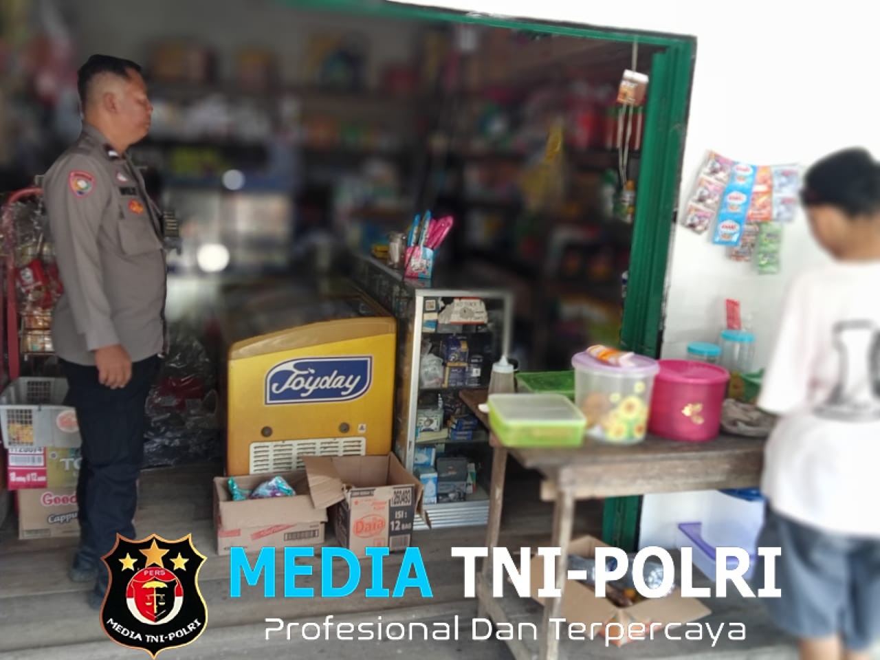 Patroli Siang Humanis, Polisi Sapa Pemilik Warung Serta Berikan Himbauan nya