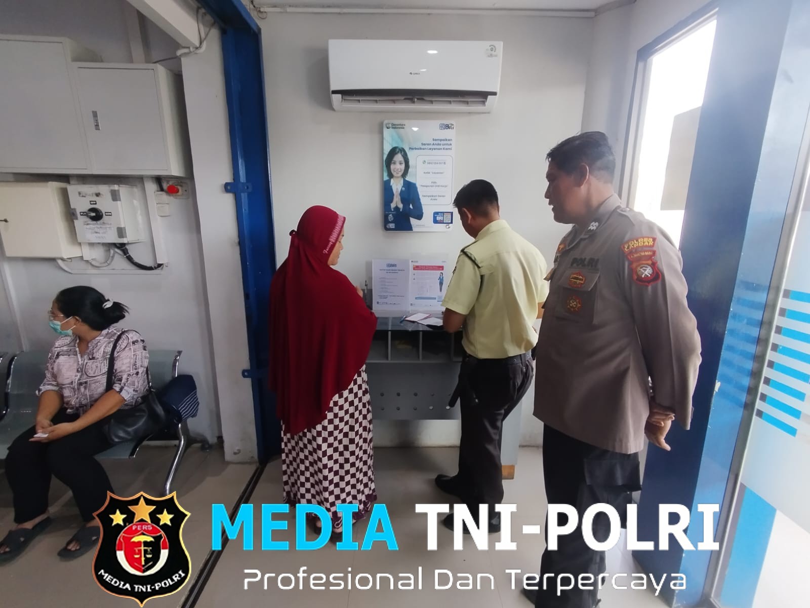 Polisi Hadir di Tengah Antrean Bank, Patroli Siang Ciptakan Rasa Aman Warga