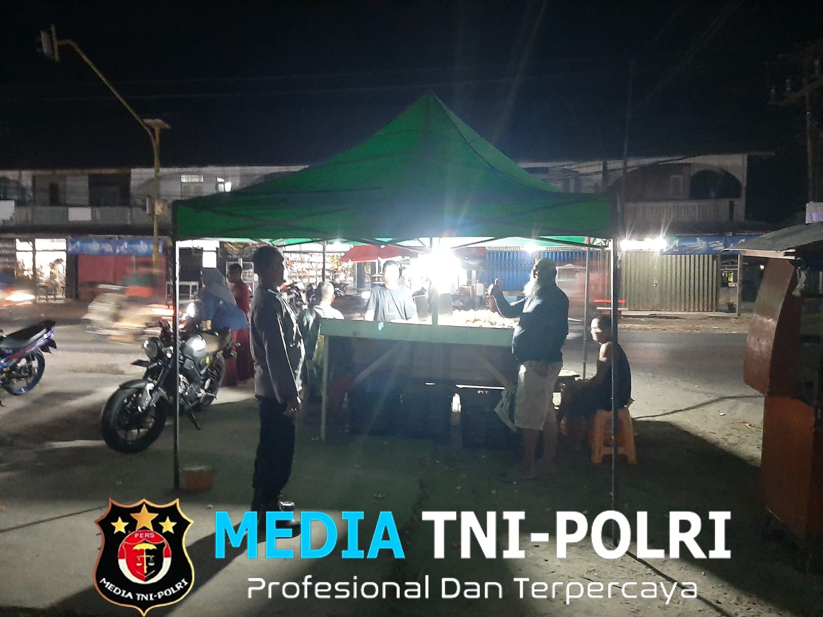 Saat Polisi Menyapa Warga di Malam Hari, Keamanan Jadi Prioritas