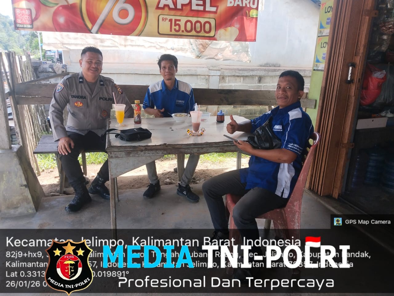 Aipda Aa Yandra Personil Polsubsektor Jelimpo Berdialog Bersama Masyarakat Untuk Menyampaikan Pesan Kamtibmas Saat Laksanakan Patroli