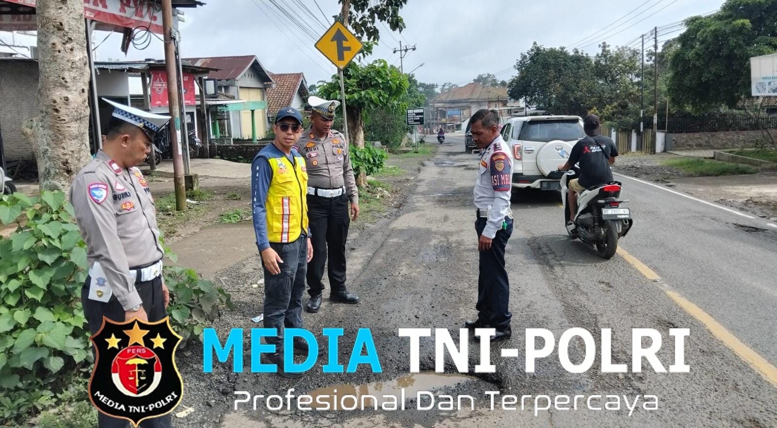 Satlantas Polres Tanggamus Cek Jalan Berlubang dan Titik Rawan Laka di Jalinbar