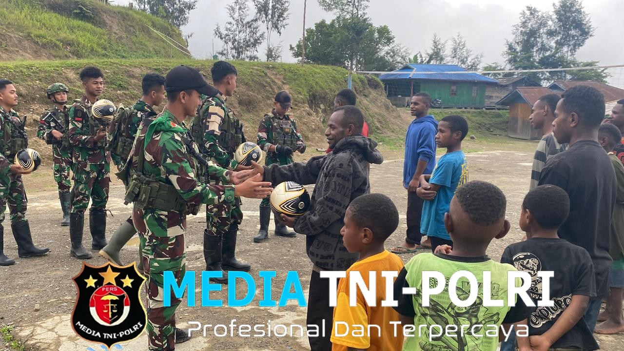 TNI 751/VJS Bagikan Bola untuk Warga dan Pelajar Bulangkop, Dorong Semangat Olahraga Generasi Muda