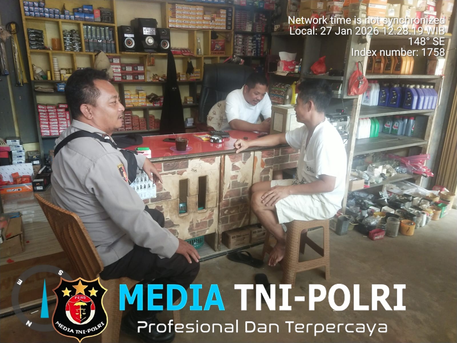 Patroli Siang, Polisi Temui Warga dengan Akrab Bahas Keamanan Lingkungan
