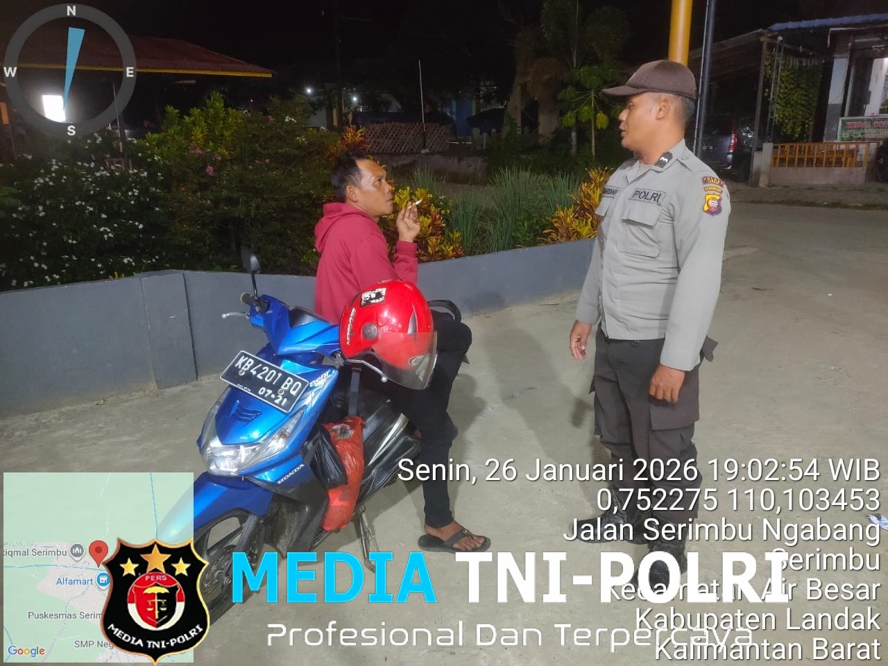 Patroli Malam Humanis, Polisi Sapa Warga yang Santai Duduk di Atas Motor