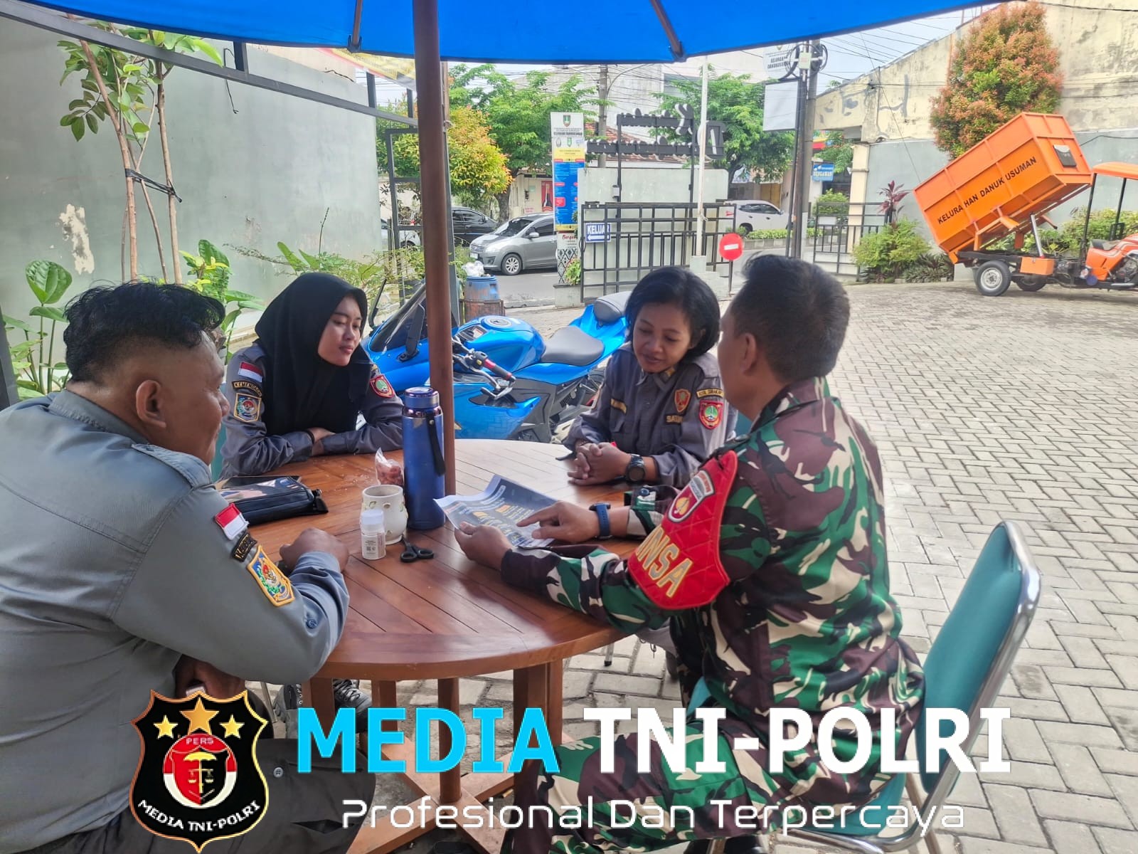 Bincang Bincang Santai, Babinsa Danikusuman Dengan Linmas Untuk Jaga Situasi Wilayah Aman