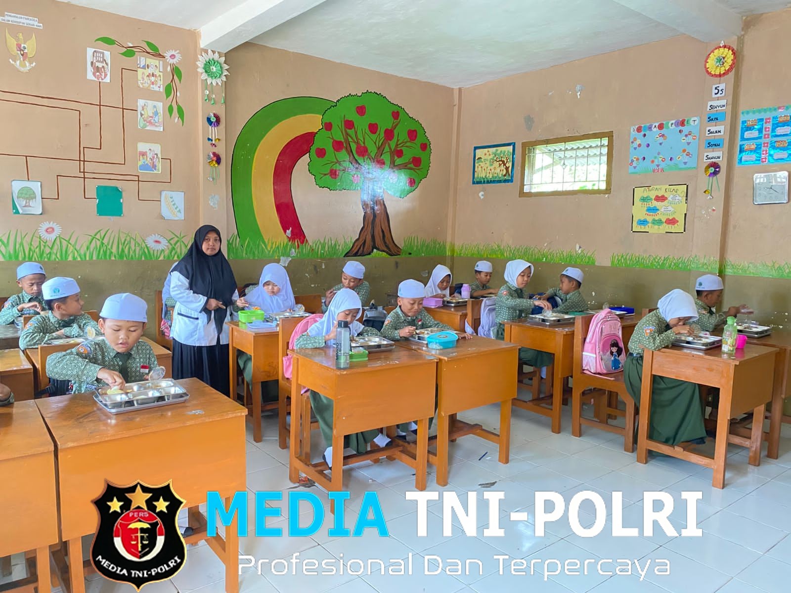 Siswa SDN 1 Putukrejo dan MI Darul Yaqin Tampak Gembira Terima MBG, Hari Ketiga Operasional Berjalan Lancar