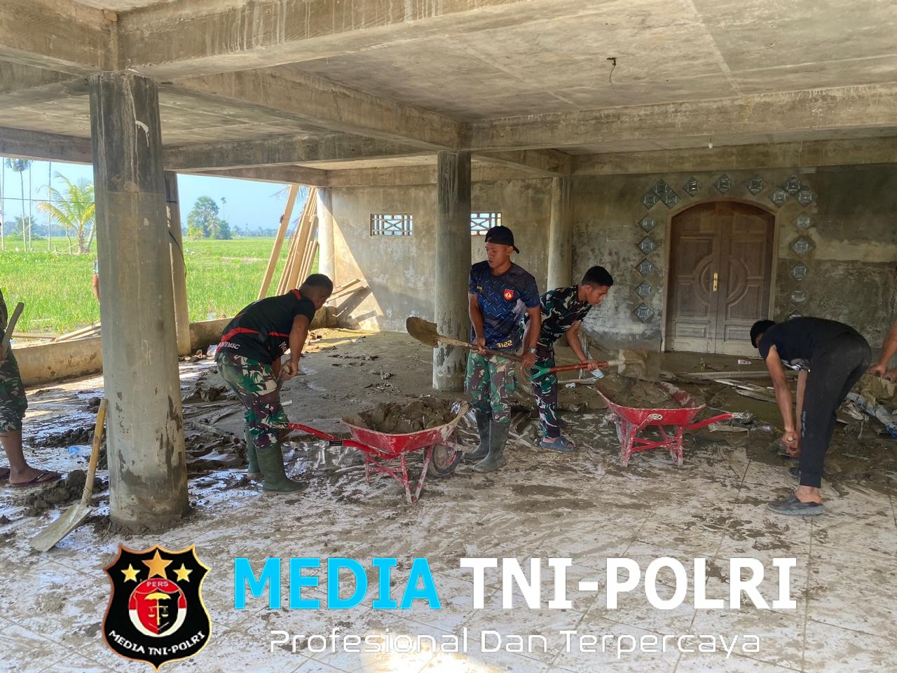 Prajurit Yon Kav 11 dan Babinsa Langkahan Bersihkan Lumpur Menasah Alukrak Kayee Pasca Banjir Bandang