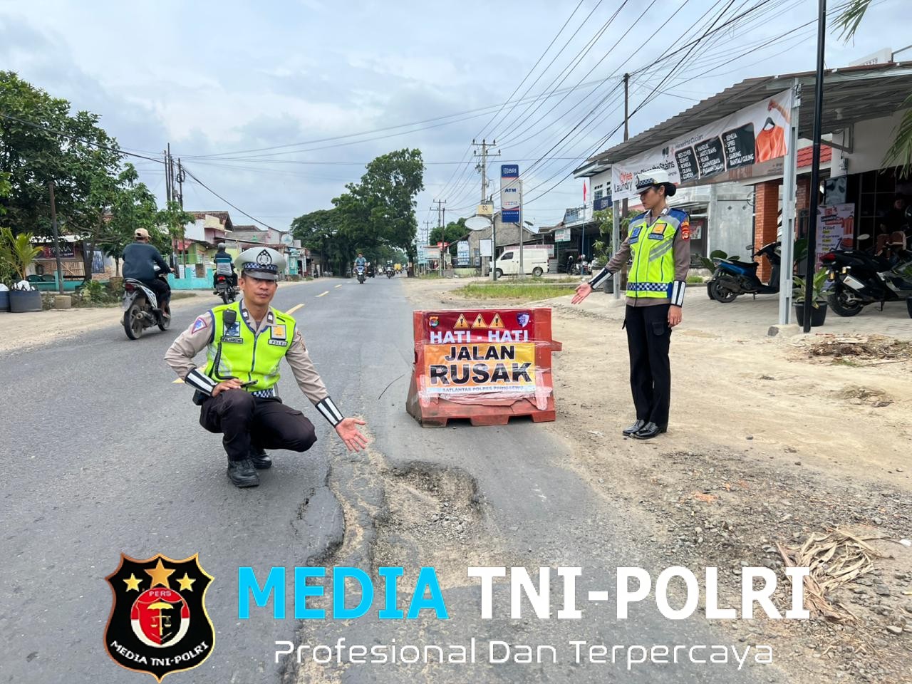 Cegah Kecelakaan, Satlantas Polres Pringsewu Pasang Imbauan di Jalan Rusak