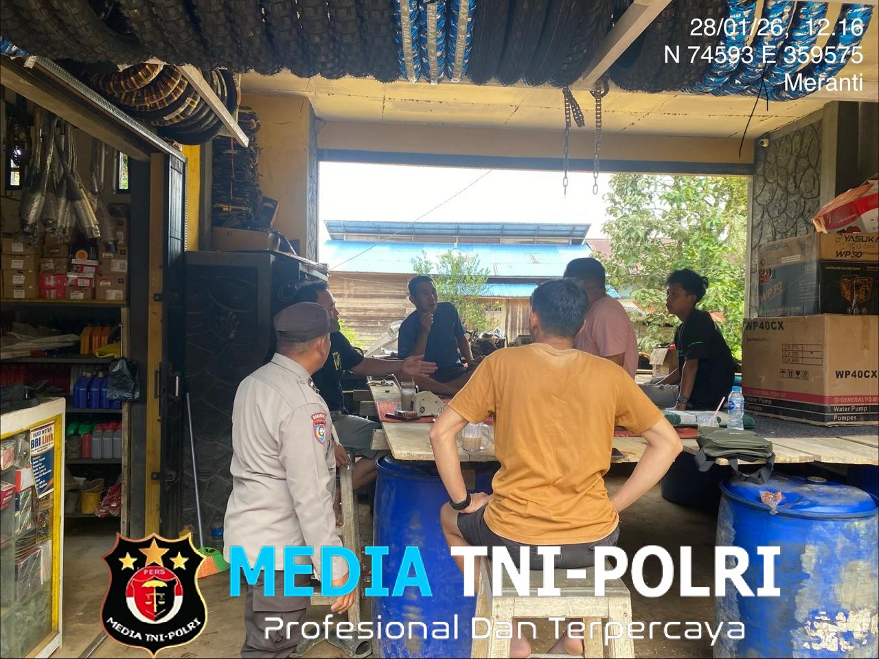 Polisi Patroli Siang, Dekatkan Diri dengan Warga Lewat Obrolan Santai