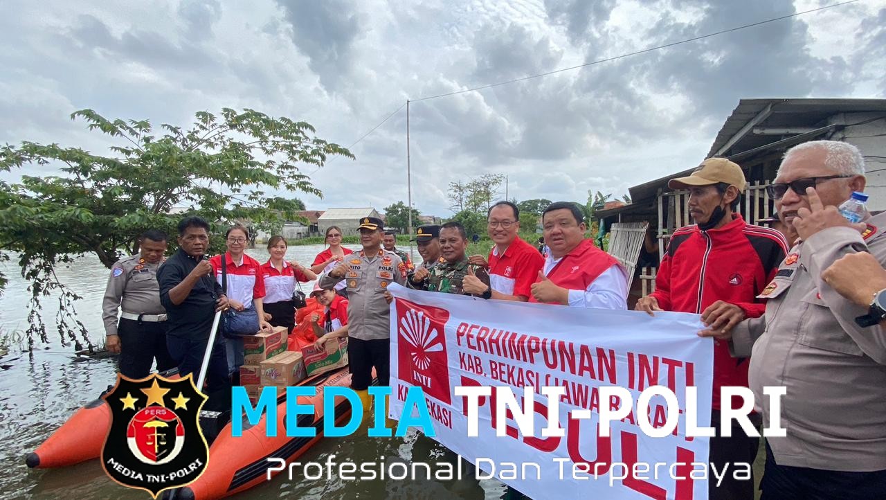 Polsek Babelan Bersama INTI Kabupaten Bekasi Salurkan Bantuan Sosial untuk Warga Terdampak Banjir