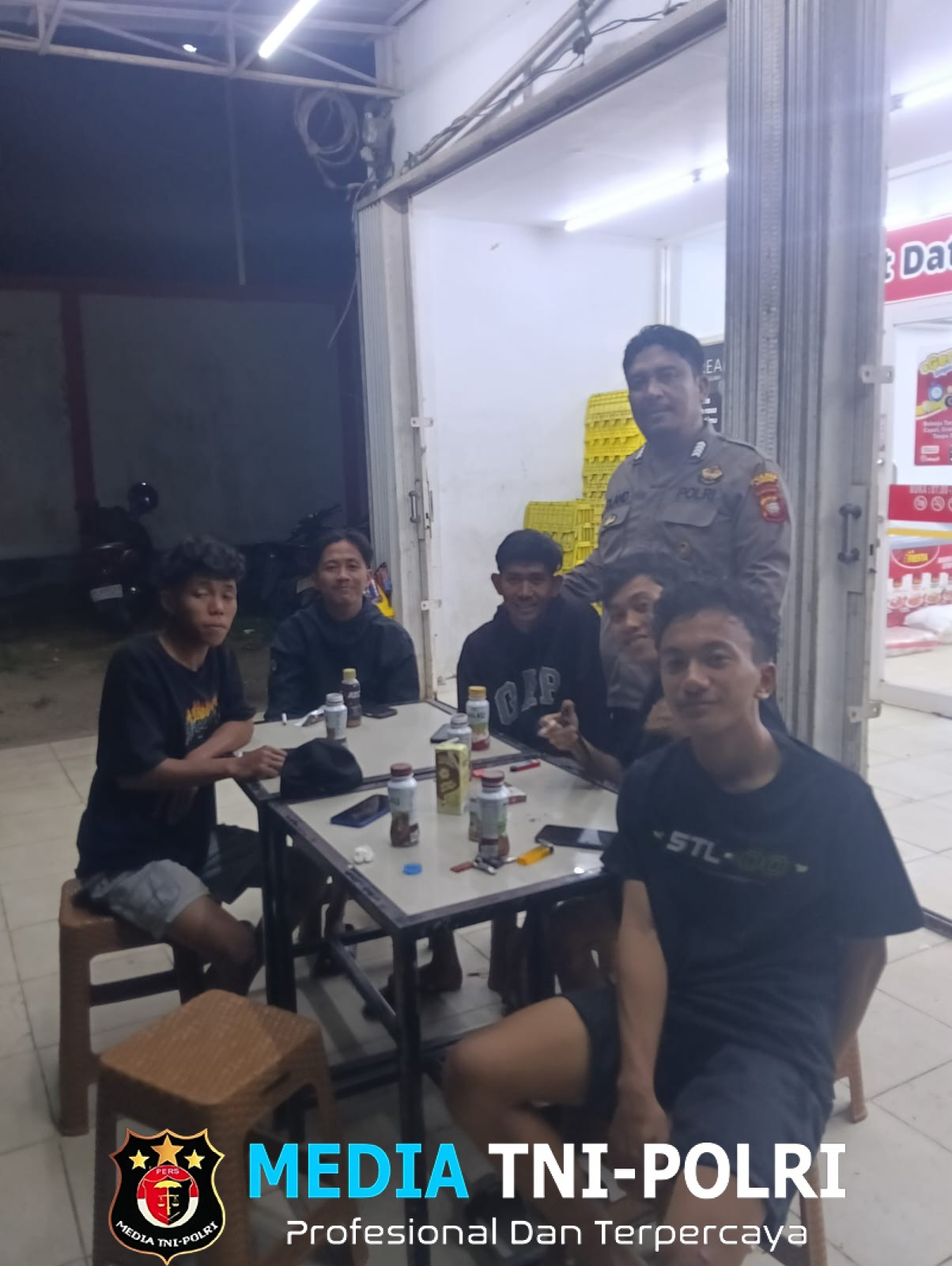 Polisi Sambangi Warga Saat Nongkrong, Patroli Malam Penuh Keakraban di Sengah Temila