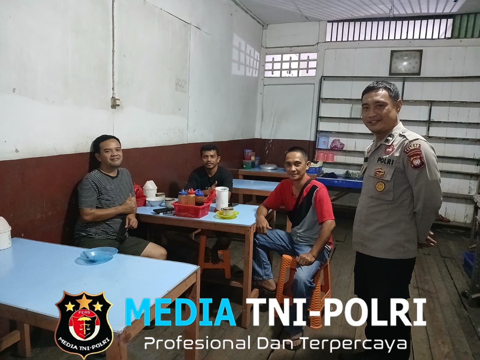 Di Balik Patroli Malam, Polisi Pilih Dialog Santai Bersama Warga dan Pedagang Pentol