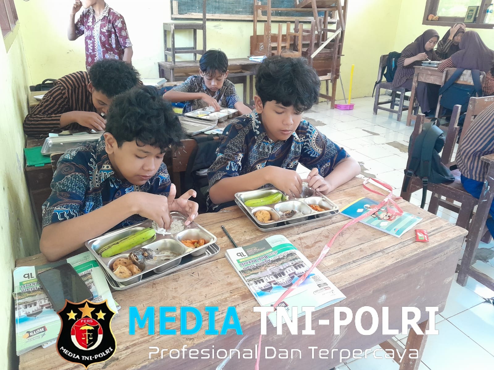 Hari Ke-4 MBG Desa Putukrejo, Siswa SDN 02, SMPN 03 Kalipare, dan MI Darul Yaqin Tampak Gembira Terima Makanan Bergizi Gratis
