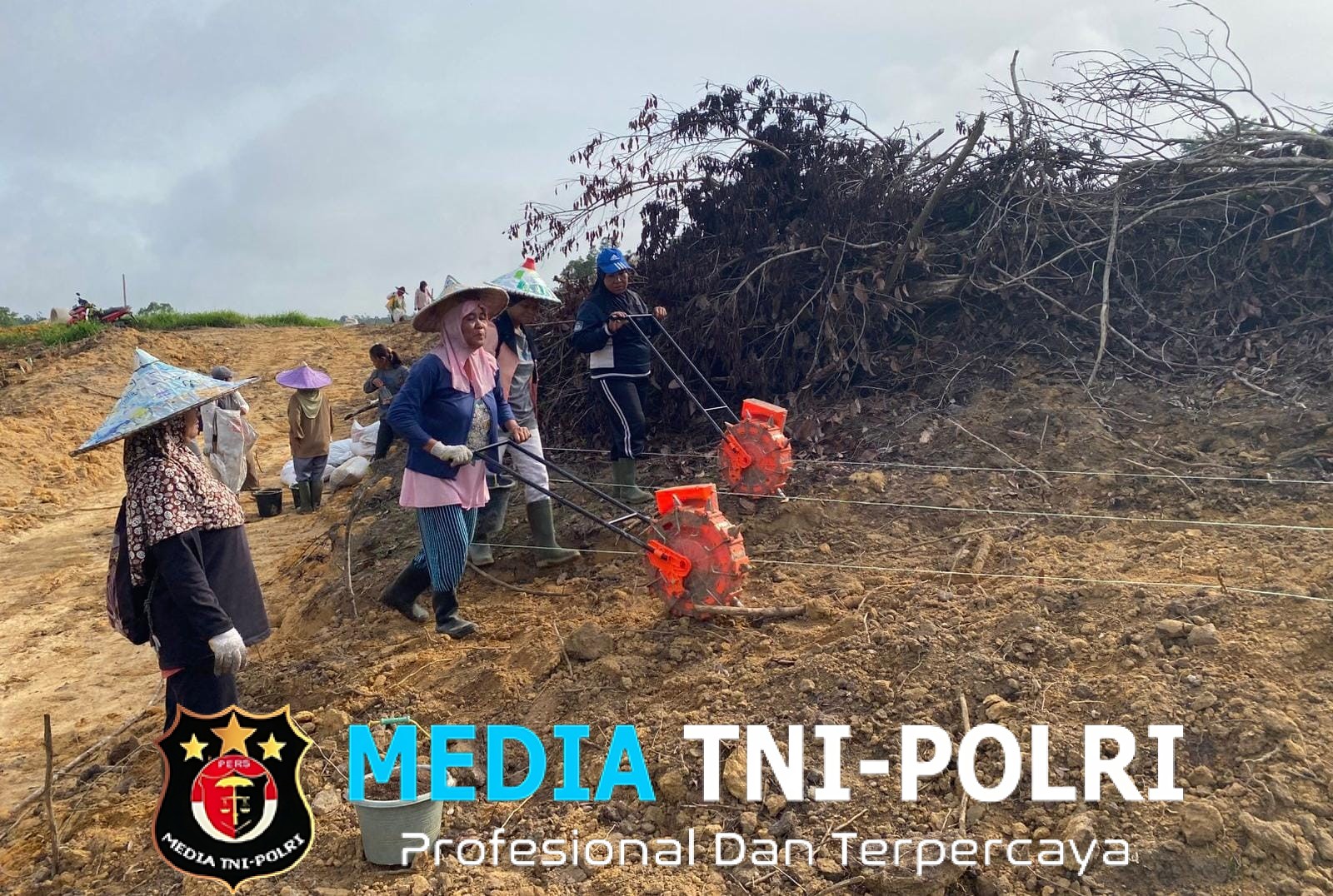 Warga Desa Nyiin Tersenyum, Demplot Jagung Polres Landak Buka Akses Jalan dan Lapangan Kerja