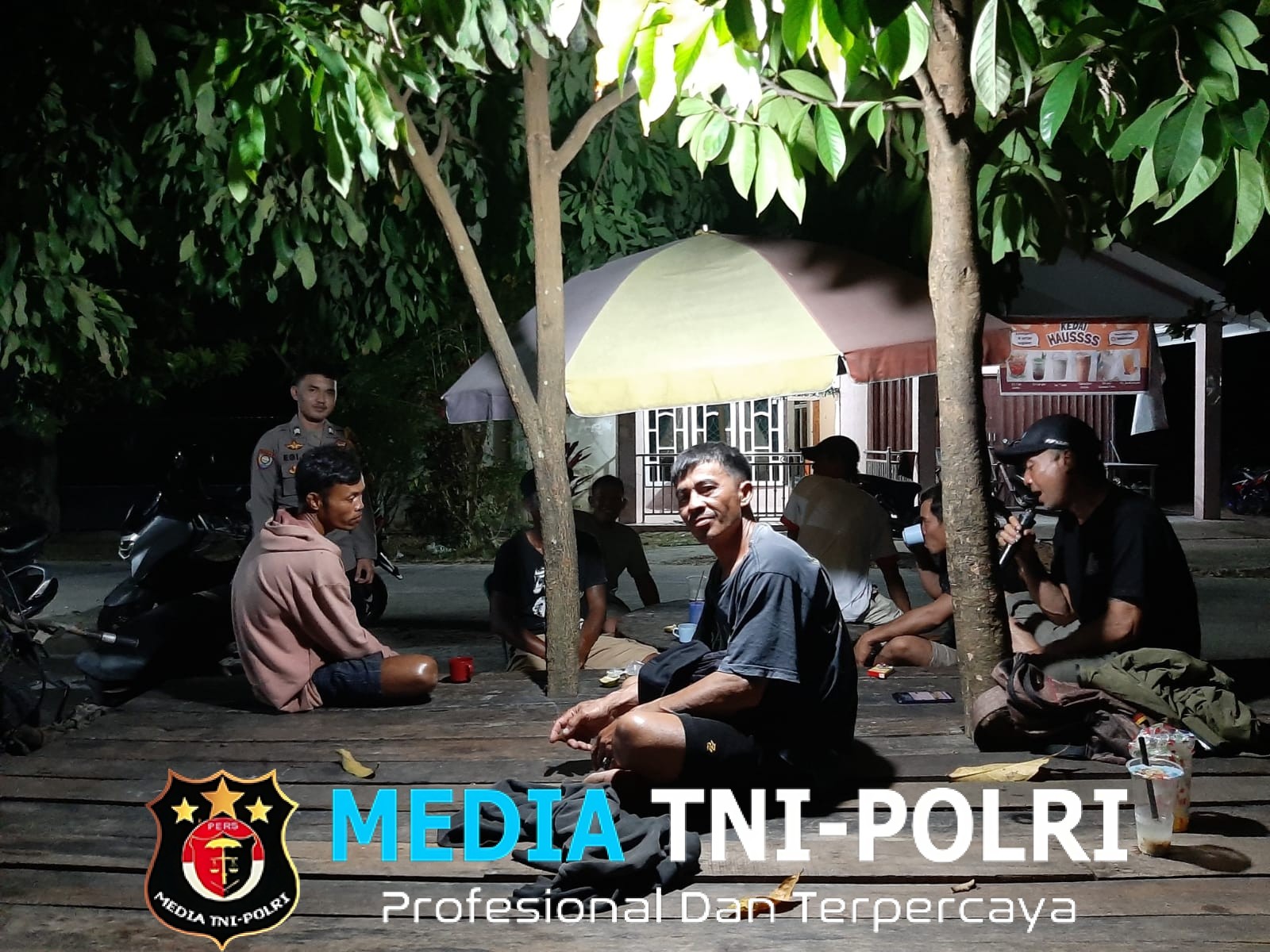 Polisi Sambangi Warga Saat Patroli Malam, Sampaikan Pesan Kamtibmas Penuh Keakraban