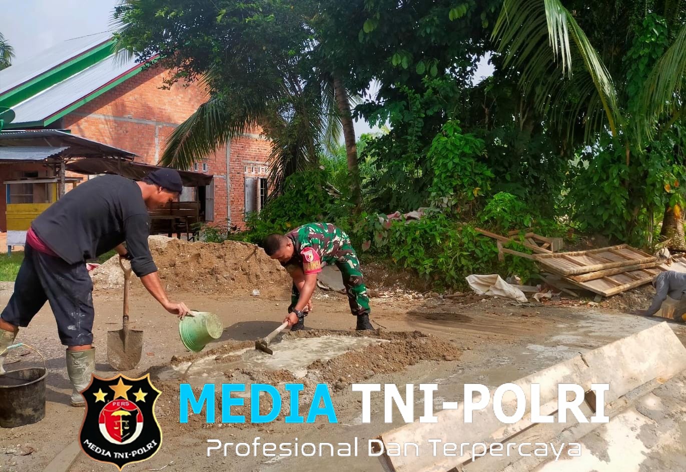 Bersama Warga, Babinsa Gotong Royong Perbaikan Jalan dan pengecoran Parit aliran air di Desa Lubuk Resam
