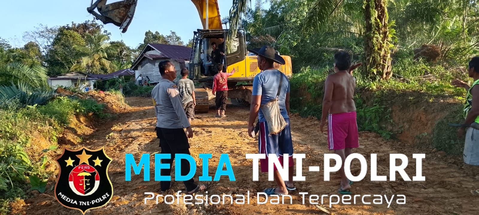 Di Bawah Terik Matahari, Sinergi Polisi dan Warga Bangun Akses Listrik Desa Nyiin