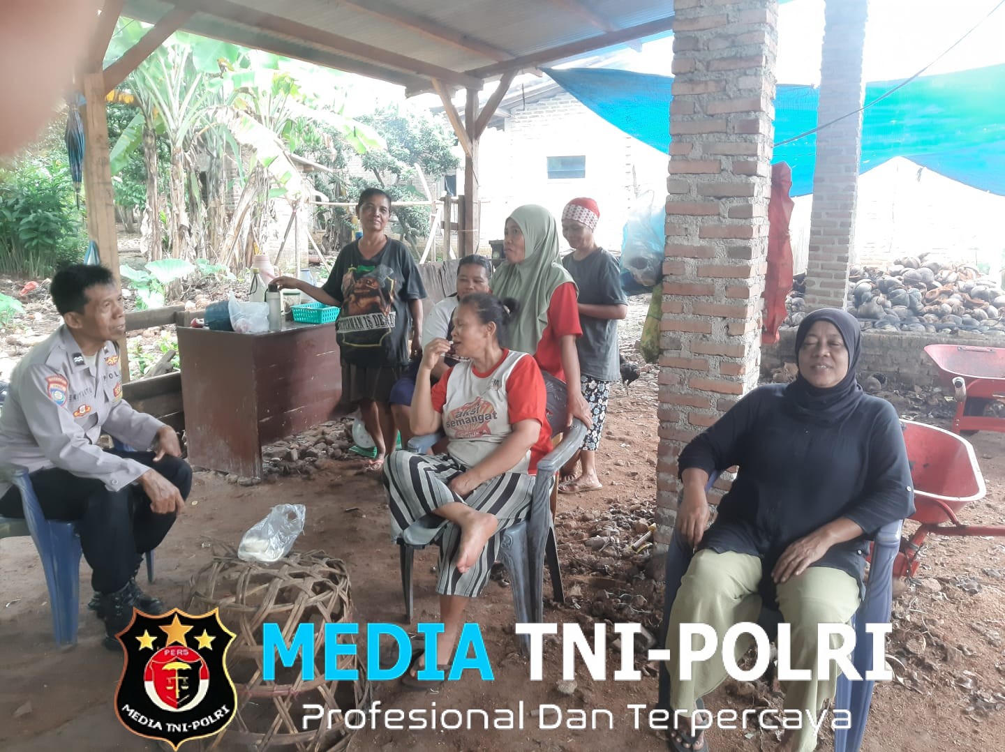 Sambangi Ibu-Ibu di Waringinsari Barat, Bhabinkamtibmas Sukoharjo Ajak Waspadai Kekerasan Seksual pada Anak