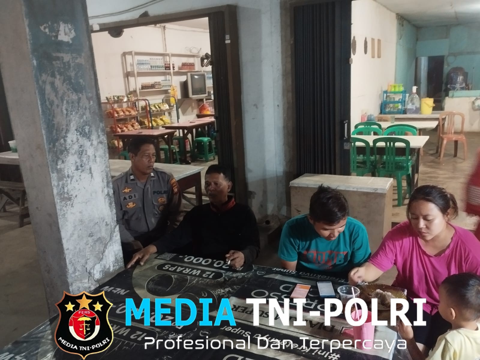 Polisi Menyapa Hangat Warga Saat Patroli Malam, Ciptakan Rasa Aman dan Kedekatan