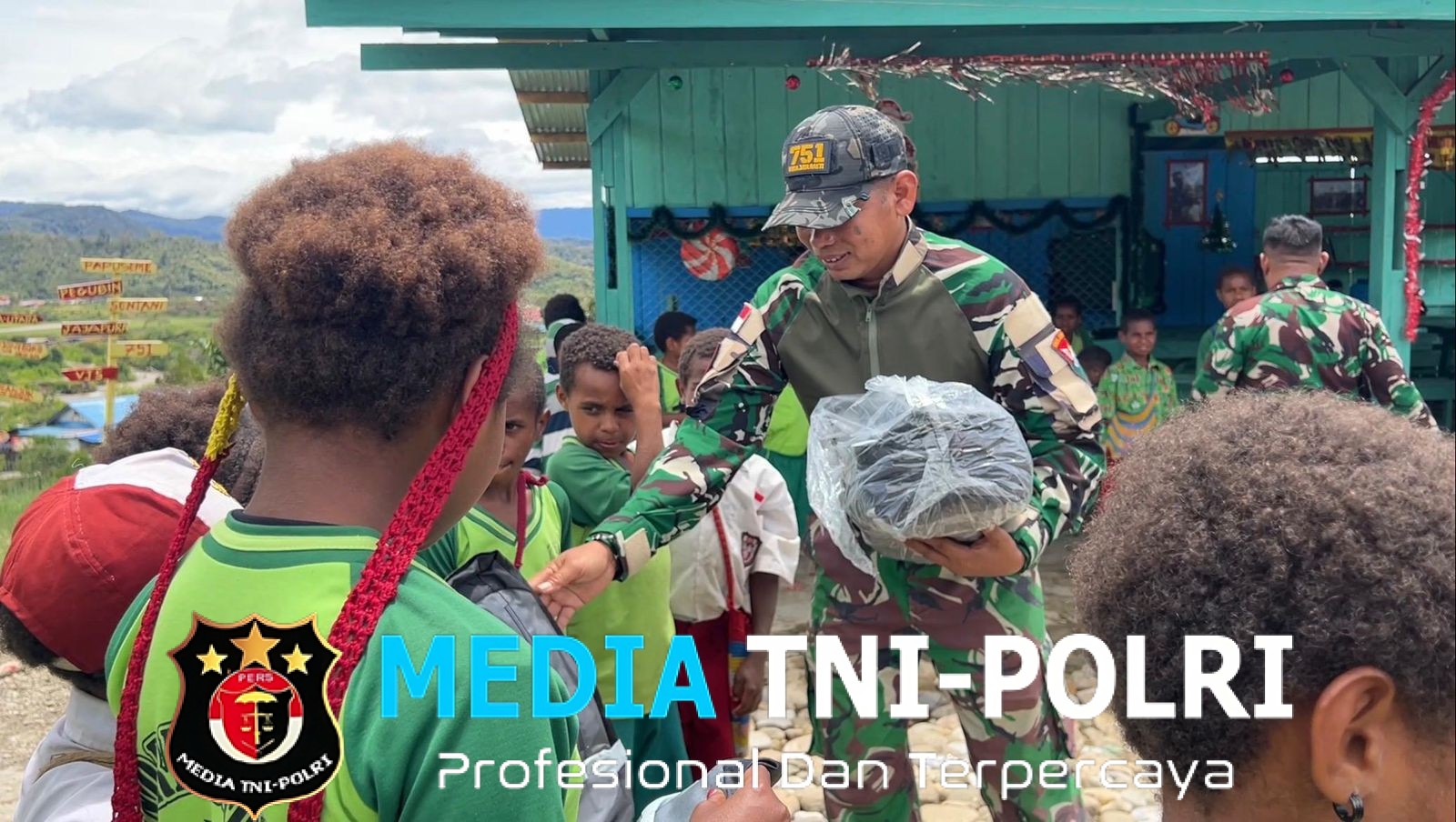 Satgas Yonif 751/VJS Gelar “Makan Bersama” di RM Swasembada Diawali Kegiatan Baris Berbaris, Pembacaan Pancasila, dan Penghormatan Bendera, Anak-Anak Berprestasi Dapat Seragam Baru