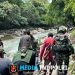 TNI Garda Terdepan Kemanusiaan Pos Iwur Yonif 751/VJS Evakuasi Ibu Hamil di Kurumkin Lewati Medan Extreme