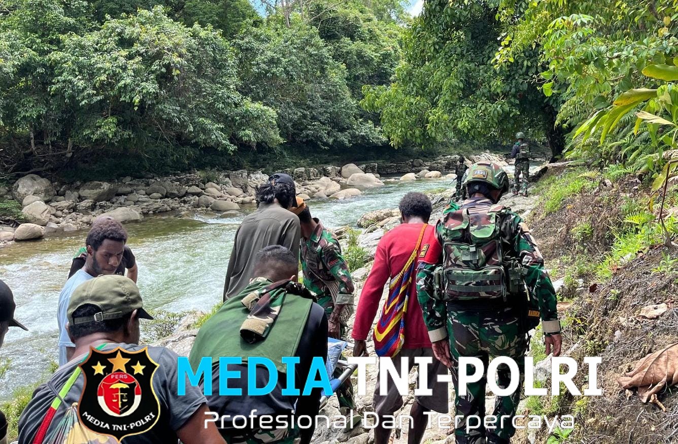 TNI Garda Terdepan Kemanusiaan Pos Iwur Yonif 751/VJS Evakuasi Ibu Hamil di Kurumkin Lewati Medan Extreme