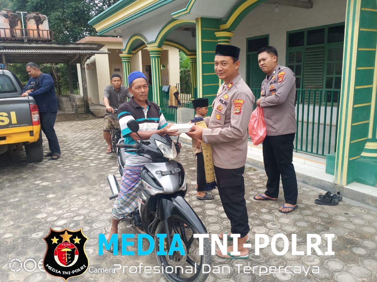 Polsek Lambu Kibang Gelar Jumat Berkah, Tebar Kepedulian Lewat 50 Paket Makanan ke Warga di Tiyuh Kibang Budi Jaya