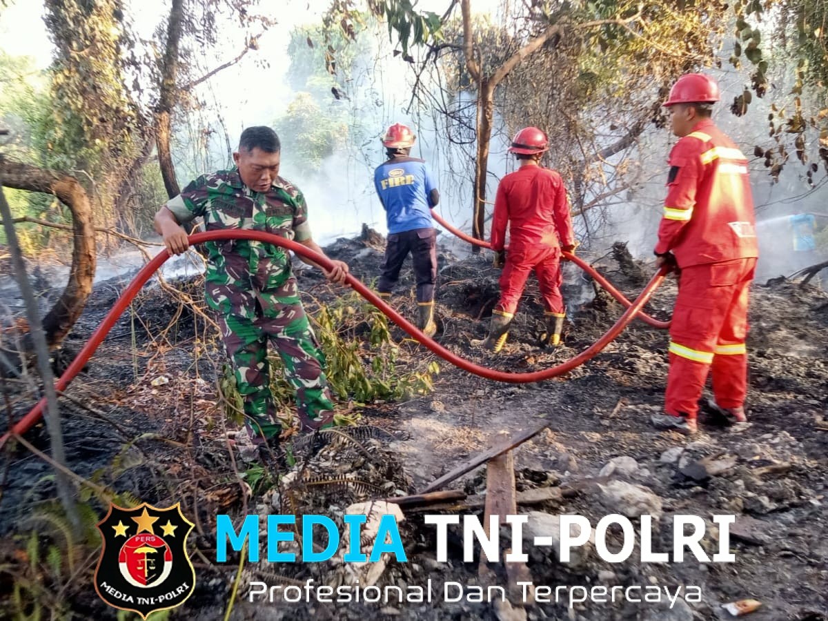 Aksi Tanggap Prajurit Yonif TP 833/BD Hadir Membantu Memadamkan Kebakaran
